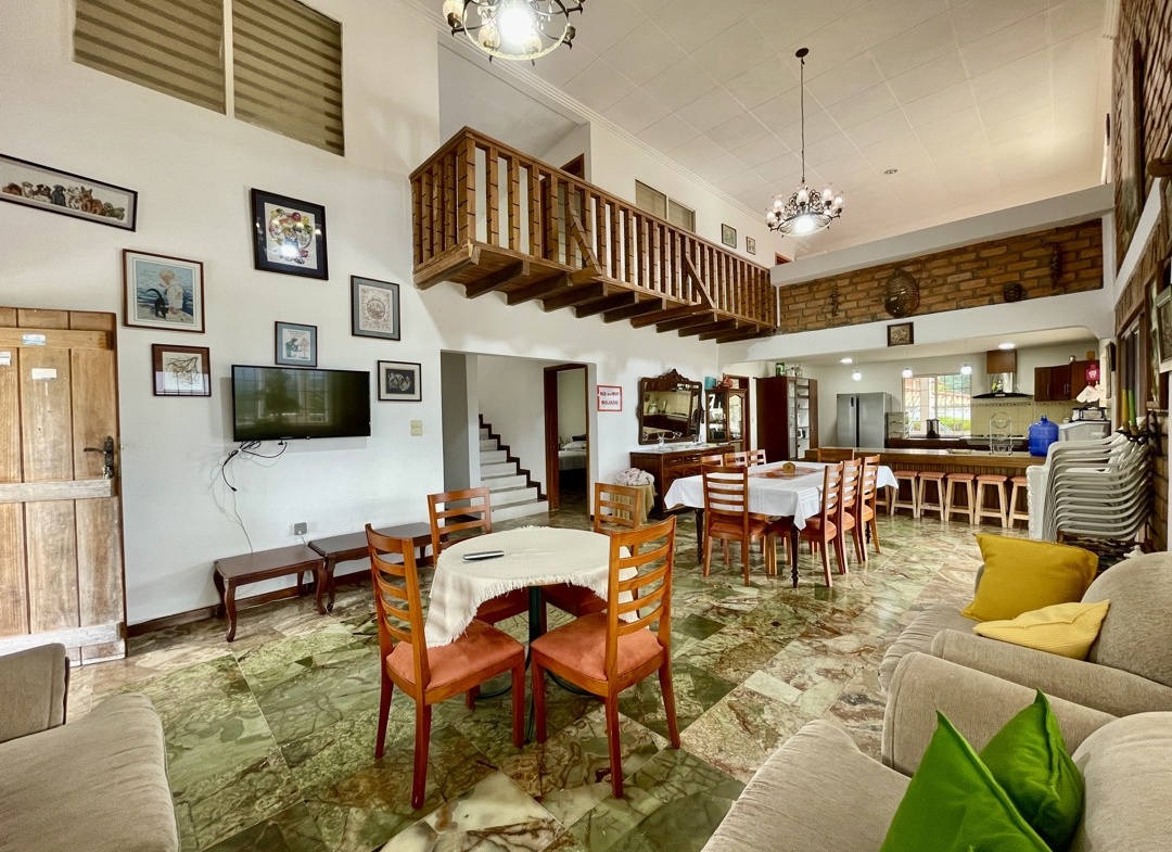 Habitación elegante y acogedora en quinta de Yunguilla, con decoración rústica y vistas espectaculares a la naturaleza circundante.