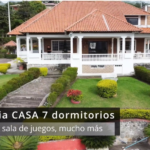 vista panorámica de una lujosa quinta vacacional en Yunguilla, rodeada de extensos jardines verdes y una imponente montaña al fondo