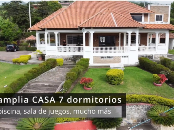 vista panorámica de una lujosa quinta vacacional en Yunguilla, rodeada de extensos jardines verdes y una imponente montaña al fondo