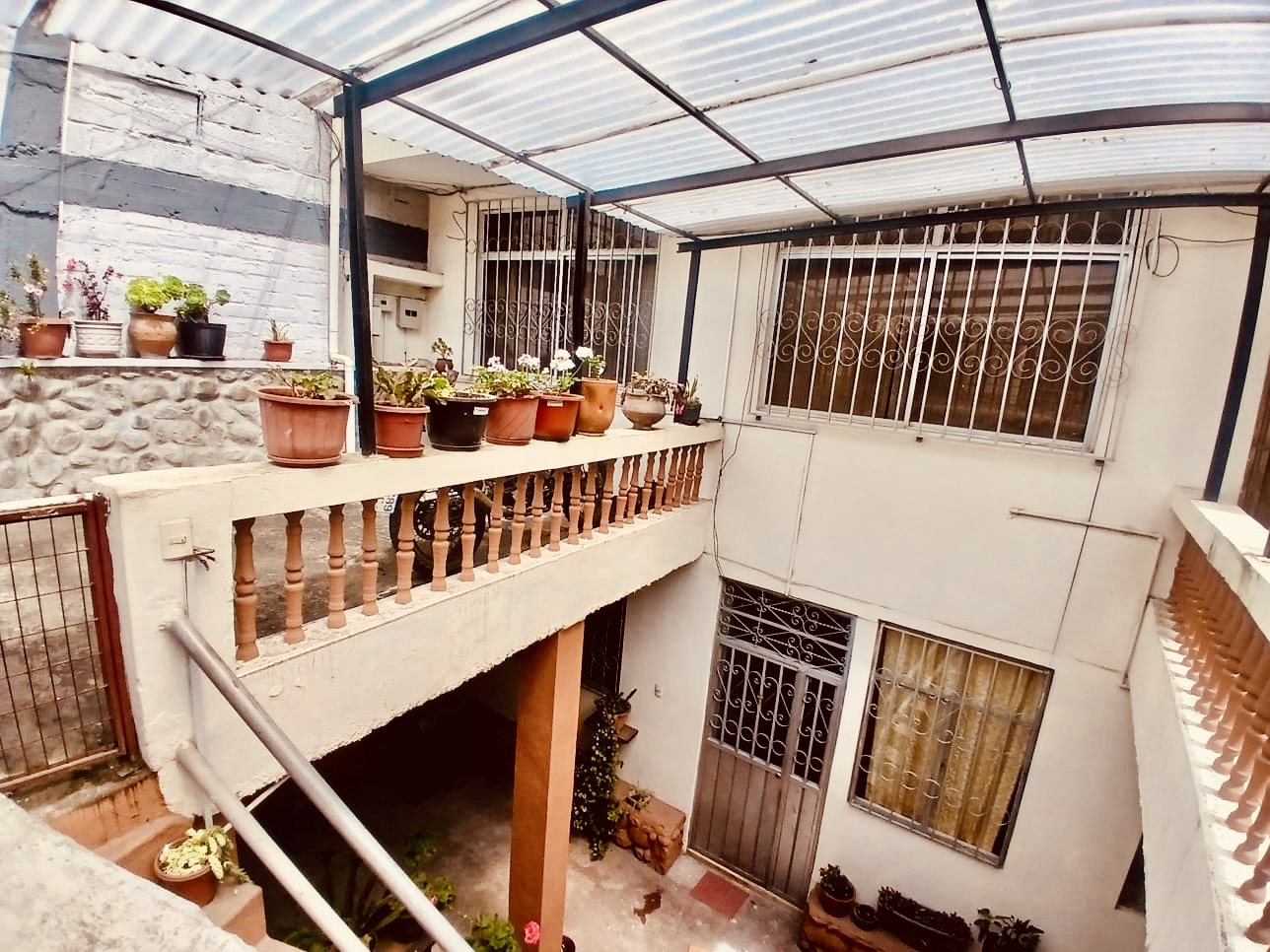 Casa con departamentos Azogues