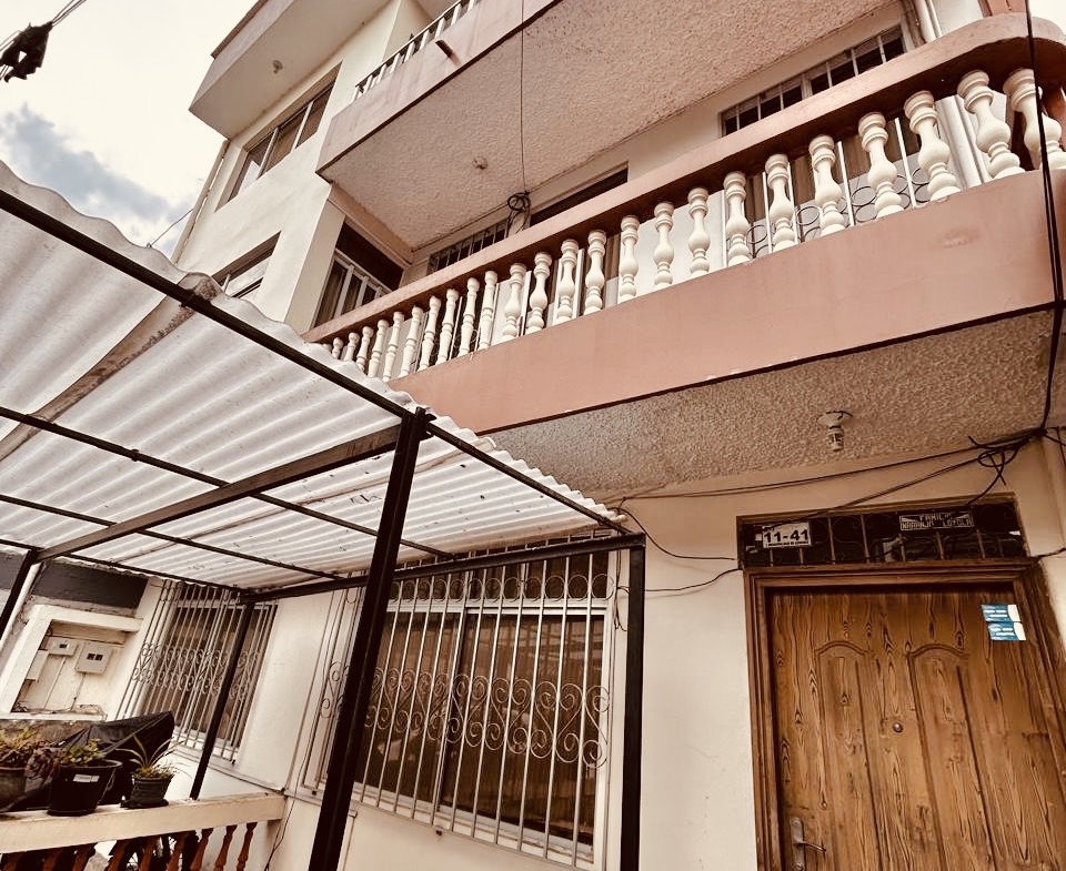 Casa con departamentos Azogues