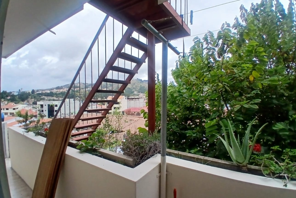 Casa con departamentos Azogues