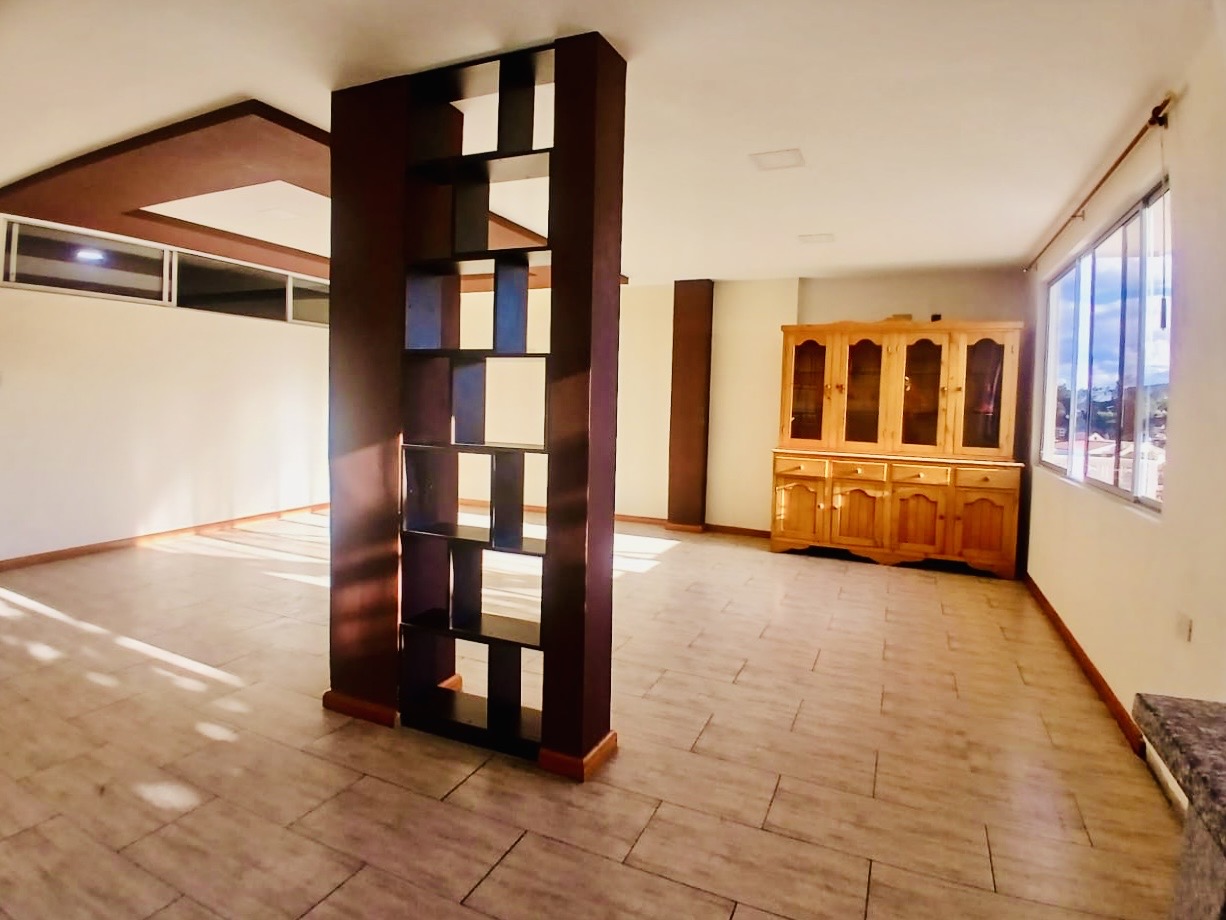 Casa con departamentos Azogues