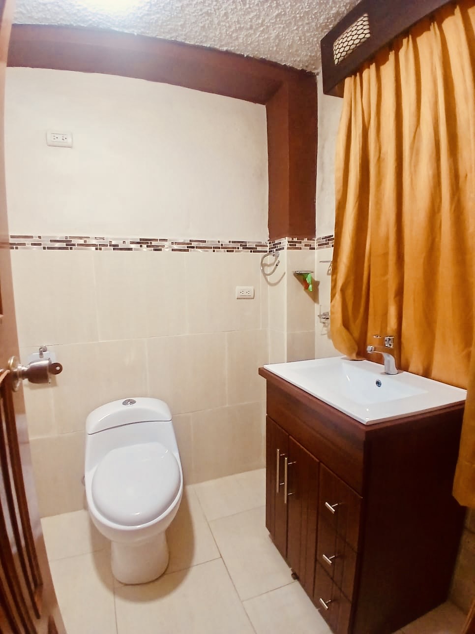 Casa con departamentos Azogues
