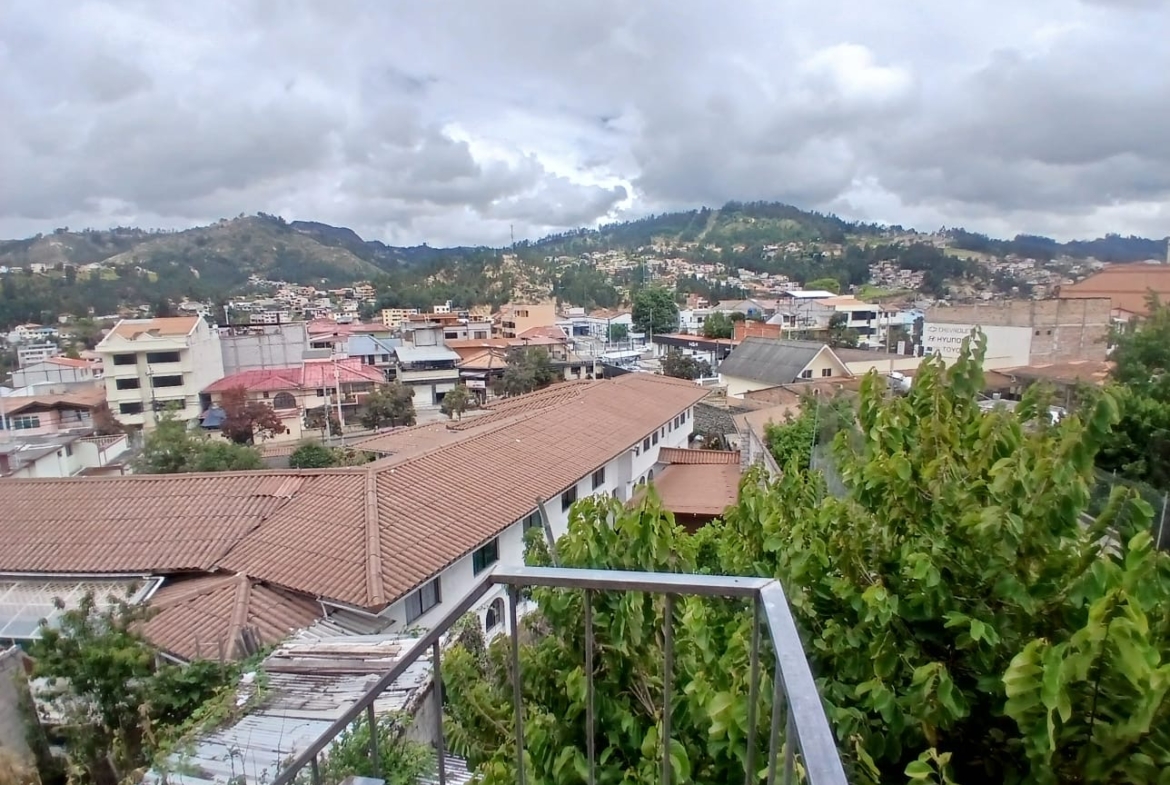 Casa con departamentos Azogues