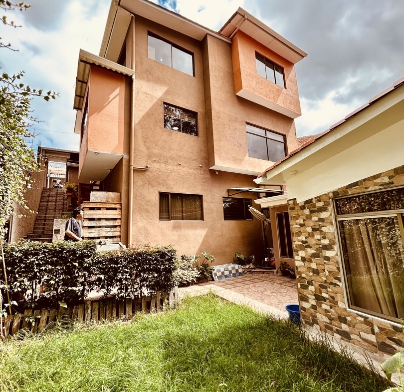 Casa 3 departamentos Cuenca Ecuador