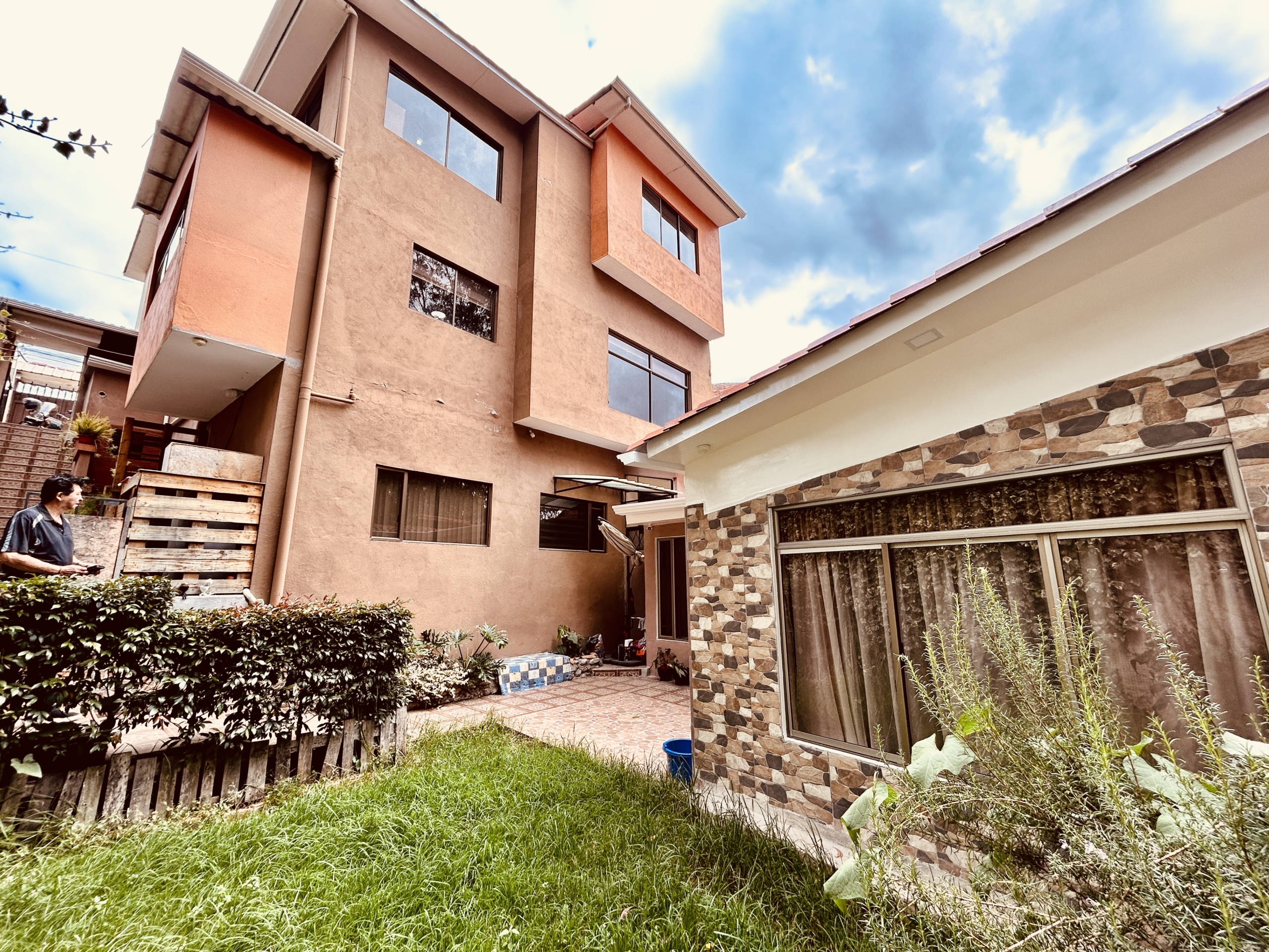 Casa 3 departamentos Cuenca Ecuador