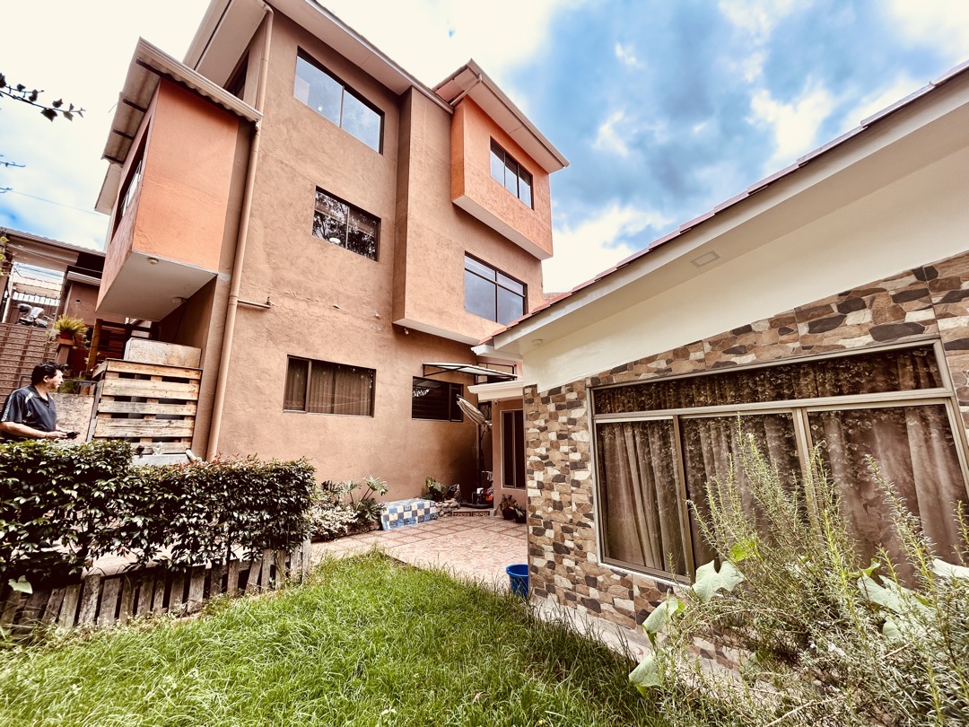 Casa 3 departamentos Cuenca Ecuador