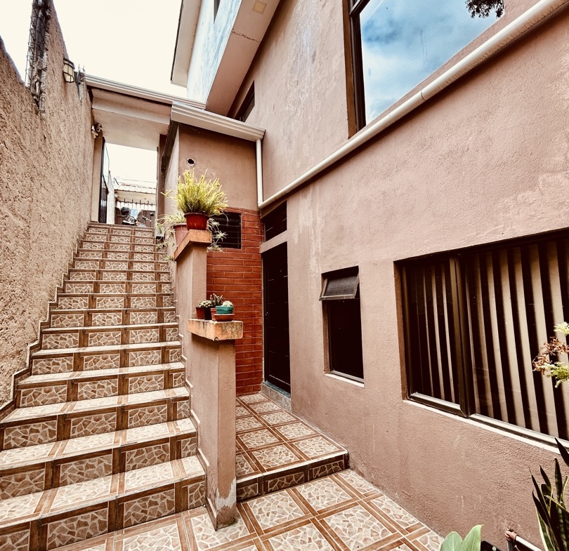 Casa 3 departamentos Cuenca Ecuador